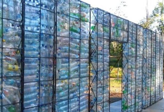 casas con botellas de plástico